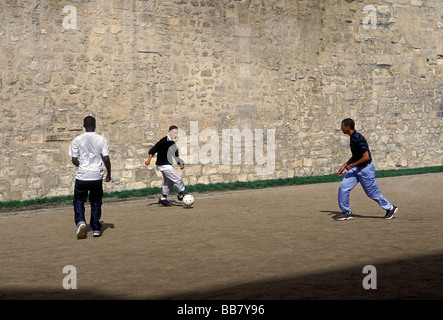 Les étudiants français, de gym, joueur de football, joueurs de football, jouant au football, jeu de football, Lycée Charlemagne, quartier du Marais, Paris, France, Europe Banque D'Images