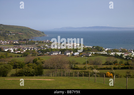 Regarder sur Cushendall village et la mer d'Irlande le comté d'Antrim en Irlande du Nord uk Banque D'Images