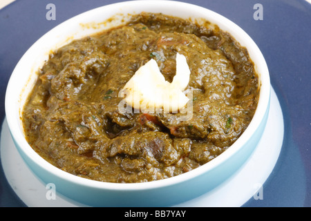 Sarson ka saag est un plat composé de feuilles de moutarde et épices servi avec makki ki roti Banque D'Images