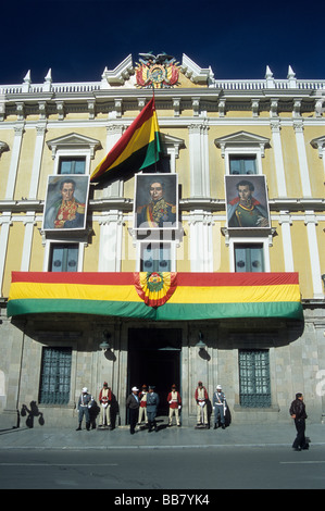 Portraits d'anciens présidents sur le bâtiment du Palais présidentiel pour les célébrations du 6th août du jour de l'indépendance, Plaza Murillo, la Paz, Bolivie Banque D'Images