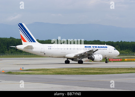 Air France Airbus A320-211 F-GFKY Airliner roulage à l'aéroport de Genève Suisse Geneve Suisse Banque D'Images