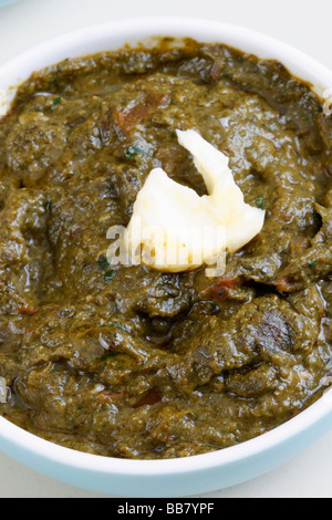 Sarson ka saag est un plat composé de feuilles de moutarde et épices servi avec makki ki roti Banque D'Images