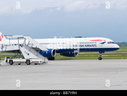 British Airways Boeing 757-236 (ET) G-BPEE Airliner Taxiing passé escalier mobile à l'aéroport de Genève Suisse Geneve Suisse Banque D'Images