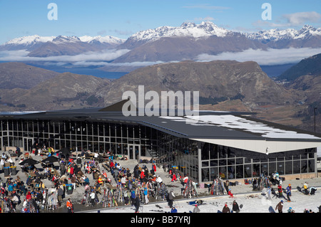 Le déjeuner sur la terrasse du domaine skiable de Coronet Peak Queenstown ile sud Nouvelle Zelande Banque D'Images