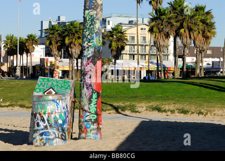 Zone graffiti sur Venice beach jaune rouge vert violet et blanc balck utilisé pulvérisation Banque D'Images