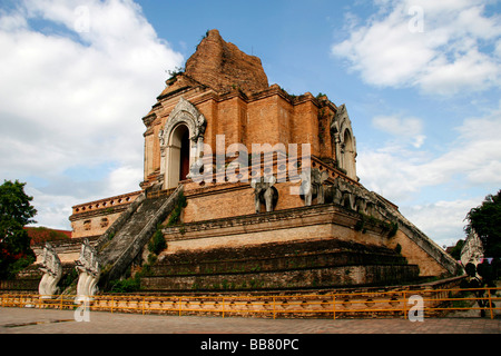 Stupa avec elephant-statues, Wat Chedi Luang Temple, Chiang Mai, Thaïlande, Asie Banque D'Images