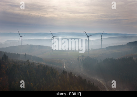 Photo aérienne, les éoliennes dans le brouillard du matin, vallées du Sauerland, Meschede, Sauerland, Nordrhein-Westfalen, Germany, Europe Banque D'Images