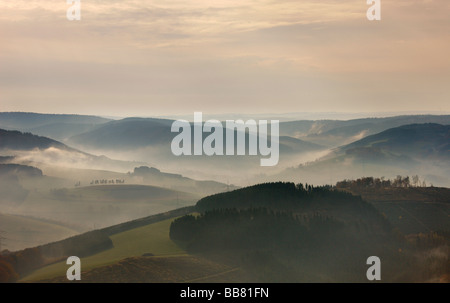 Photo aérienne, matin, brouillard, vallées du Sauerland, Meschede, Rhénanie-Palatinat, Hesse, Allemagne, Europe Banque D'Images