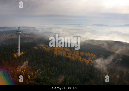 Photo aérienne, tour de télévision et de collines dans le brouillard du matin, vallées du Sauerland, Meschede, Sauerland, Rhénanie du Nord-Westphalie, Allemand Banque D'Images