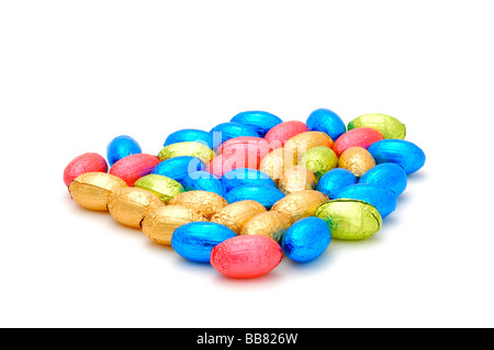 Les œufs en chocolat coloré en papillote Banque D'Images