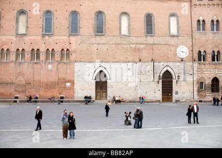 L'ancien hôpital de Santa Maria della Scala et maintenant un musée moderne oppostite le Duomo à Sienne Banque D'Images