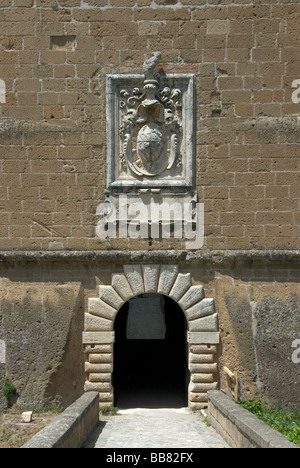 Passerelle et pont de la Rocca degli Orsini Orsini (château), construit au 14ème siècle domine l'ancienne ville de Sorano Banque D'Images