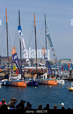 Volvo Ocean Race 2008-2009. De gauche à droite, l'équipe d'Ericsson 4, Delta Lloyd, Ericsson 3 et Telefonica Blue dans le port de Boston. Banque D'Images