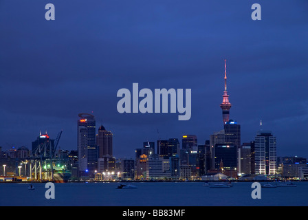 L'horizon lumineux de Auckland avant le lever du soleil vu de Devonport, Nouvelle-Zélande Banque D'Images