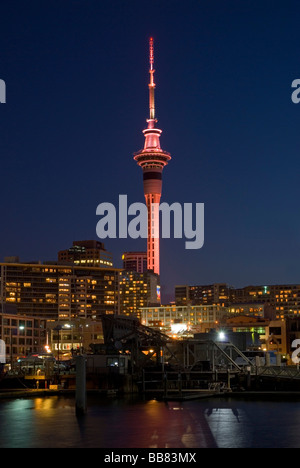 Auckland Sky Tower de nuit vu de Viaduct Harbour, Nouvelle Zélande Banque D'Images