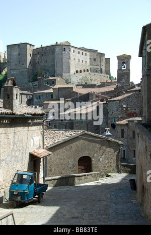 Le Rocca degli Orsini Orsini (château), construit au 14ème siècle domine l'ancienne ville de Sorano. Un 3 roue camion agricole Banque D'Images