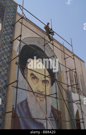 Je pose de carreaux fresque de l'Ayatollah Khomeiny étant attachée à une mosquée, Isfahan, Iran (République islamique d'Iran Banque D'Images