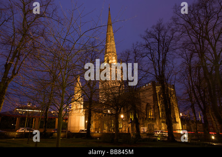 L'église Holy Trinity à Coventry dans la nuit, Coventry, West Midlands de l'Angleterre, Royaume-Uni Banque D'Images