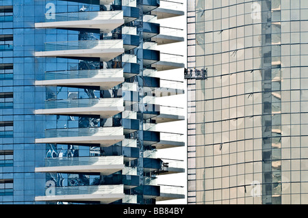 Nettoyant pour vitres à l'avant de l'avant en verre highrise, Dubaï, Émirats Arabes Unis Banque D'Images