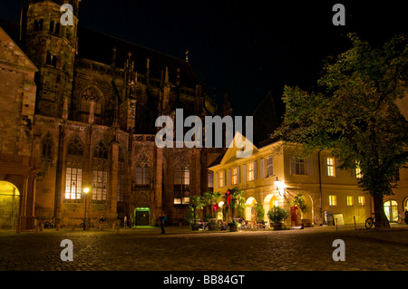 Alte Wache guard house et cathédrale de Münster la nuit, Freiburg im Breisgau, Bade-Wurtemberg, Allemagne Banque D'Images