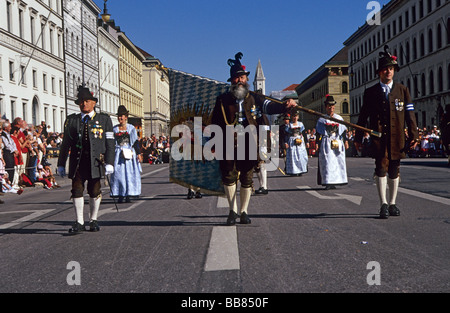 Costume traditionnel et les tireurs parade, à l'occasion de l'Oktoberfest, Munich, Bavaria, Germany, Europe Banque D'Images