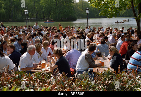 Seehaus jardin de bière sur le lac Kleinhesseloher, jardin anglais, Munich, Bavaria, Germany, Europe Banque D'Images