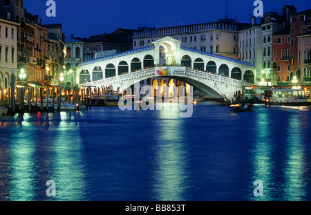 Pont du Rialto, Pont du Rialto, le Grand Canal, Venise, Italie, Europe Banque D'Images