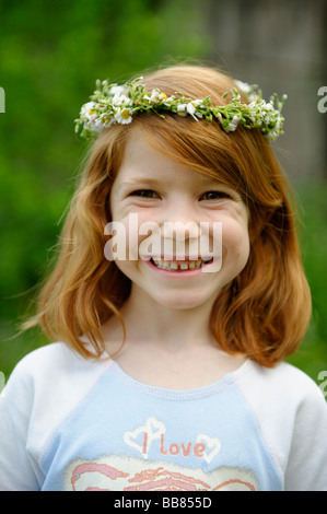 Jeune fille portant une couronne de fleurs dans les cheveux Banque D'Images