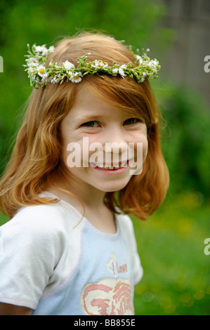 Jeune fille portant une couronne de fleurs dans les cheveux Banque D'Images