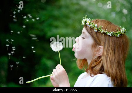 Jeune fille portant une couronne de fleurs dans ses cheveux un pissenlit réveil Banque D'Images