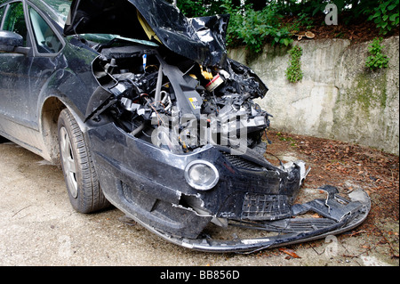 Accident de voiture épave, voiture endommagée Banque D'Images