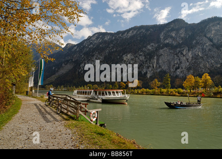 Bateau et Ferry-boat sur la rivière Inn, près de Ebbs dans la vallée de la région, Bavaria, Germany, Europe Banque D'Images