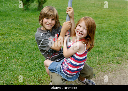 Les enfants à l'aire de jeux Banque D'Images