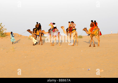 Tour de chameau sur les dunes de sable la plus longue de l'Inde, dans la région de Sam, Rajasthan, Inde du Nord, l'Asie Banque D'Images