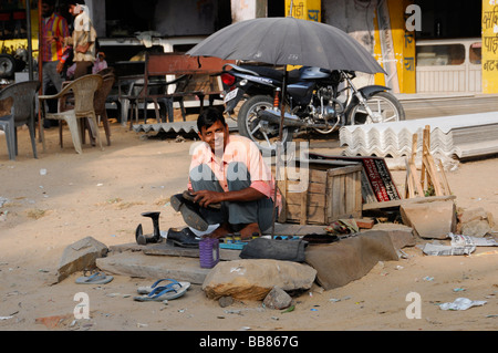 Shoemaker dans un petit village entre Bikaner et Jaipur, Rajasthan, Inde du Nord, l'Asie Banque D'Images