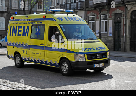 L'ambulance d'urgence dans l'action, Porto, Nord du Portugal, Europe Banque D'Images