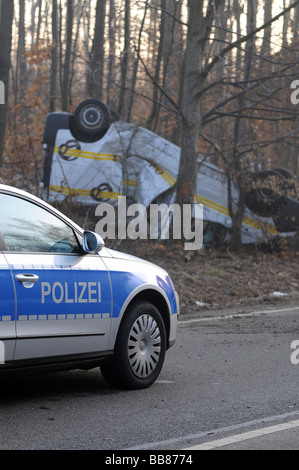 Épave après un grave accident de la circulation sur l 1150, voiture de police, Esslingen, Bade-Wurtemberg, Allemagne, Europe Banque D'Images