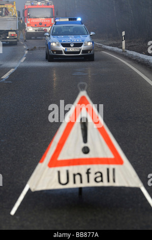 Voiture de police et avertissement, fixant la scène d'accident après un grave accident de la circulation sur l 1150, Esslingen, Baden-Wuerttembe Banque D'Images