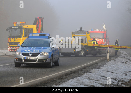 Voiture de police et ADAC service de dépannage sur les lieux de l'accident après un grave accident de la circulation sur l 1150, Esslingen, Baden-Wuerttembe Banque D'Images