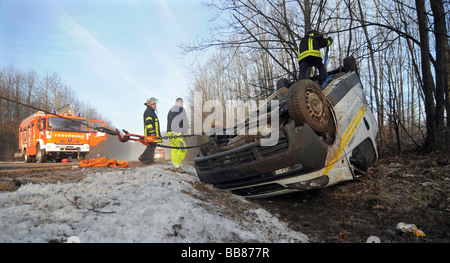 Rescue Squad comment sauver un véhicule après un grave accident de la circulation sur l 1150, Esslingen, Bade-Wurtemberg, Allemagne, Europe Banque D'Images