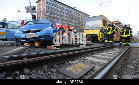 De graves accidents de la circulation, une voiture est entrée en collision avec un U-Bahn, femme pilote doit être publié par l'équipe de sauvetage de son Banque D'Images