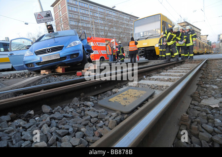 De graves accidents de la circulation, une voiture est entrée en collision avec un U-Bahn, femme pilote doit être publié par l'équipe de sauvetage de son Banque D'Images