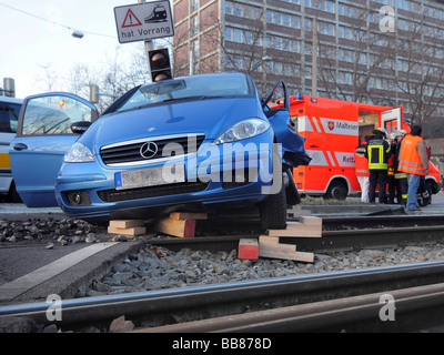 De graves accidents de la circulation, une voiture est entrée en collision avec un U-Bahn, femme pilote doit être publié par l'équipe de sauvetage de son Banque D'Images