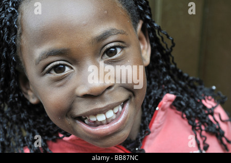 Portrait d'une jeune fille à la peau sombre, l'âge de 8 ans, les taudis de Cerro Norte, Bogotá, Colombie Banque D'Images