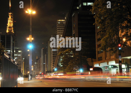 La circulation dans la rue Avenida Paulista par nuit, Sao Paulo, Brésil, Amérique du Sud Banque D'Images