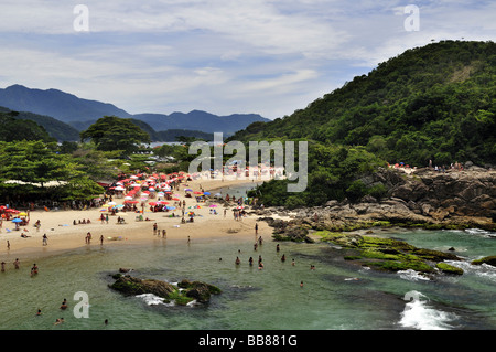 La plage animée de Trinidade, Paraty, Parati, Rio de Janeiro, Brésil, Amérique du Sud Banque D'Images