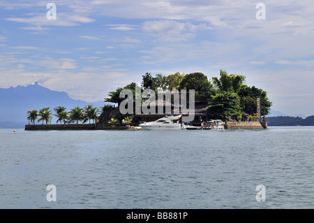 Restaurant sur une île privée avec yacht, Paraty, Parati, Rio de Janeiro, Brésil, Amérique du Sud Banque D'Images