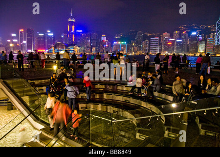 Boardwalk KowLoon avec skyline de l'île de Hong Kong la nuit, Hong Kong, Chine Banque D'Images