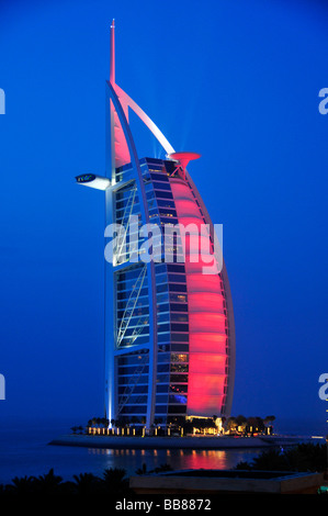 Allumé en façade de l'hôtel sept-étoiles Burj al Arab de nuit, Tour d'Oman, Dubaï, Émirats arabes unis, l'Arabie, milieu Ea Banque D'Images