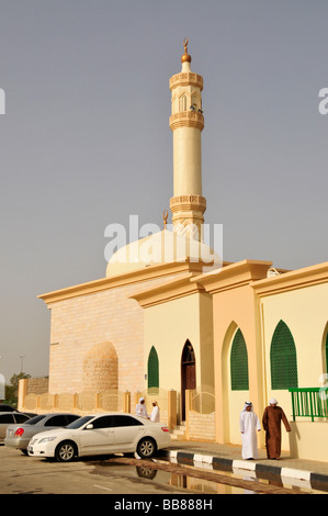 Les musulmans croient en face de la mosquée Al Shutan, Al Ain, Abou Dhabi, Émirats arabes unis, l'Arabie, Orient, Moyen-Orient Banque D'Images